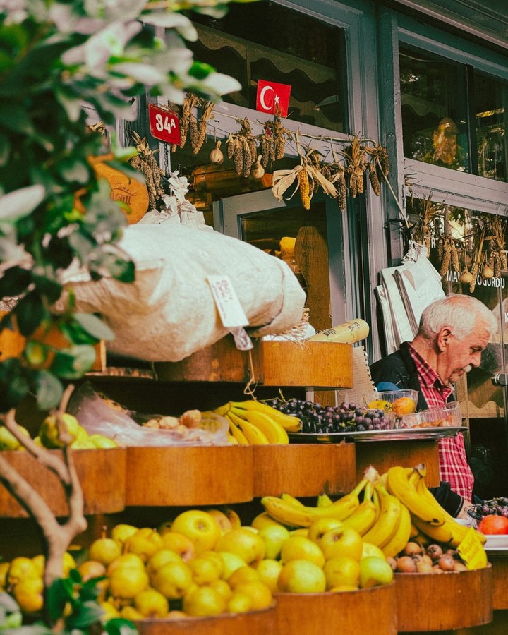 Türk pazarında mevsimsel sebze ve meyve tezgahı